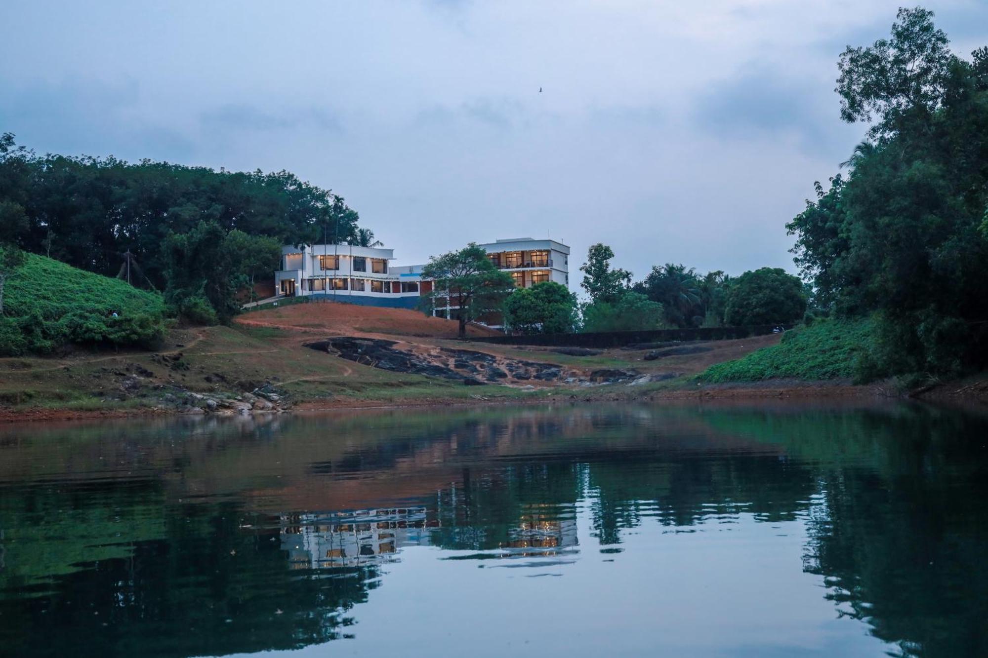 Serene Aqua Hills Kozhikode Hotel Mennanyam Eksteriør billede